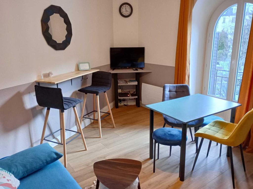 un salon avec une table bleue et des chaises dans l'établissement Le Mont-Dore - Agréable T2 bis avec wifi - FR-1-608-246, à Le Mont-Dore