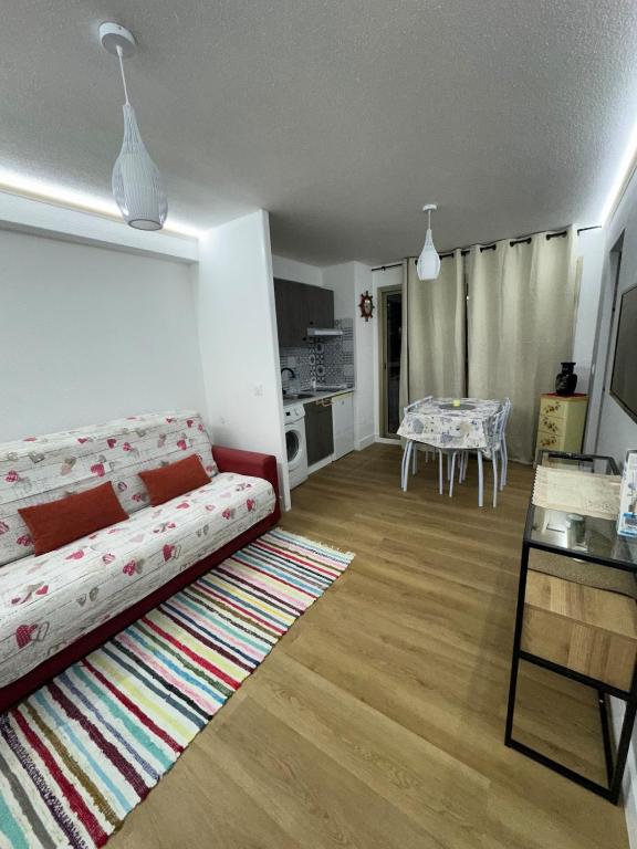 un salon avec un canapé et une table dans l'établissement studio 30m2 2 steps from everything, à Antibes