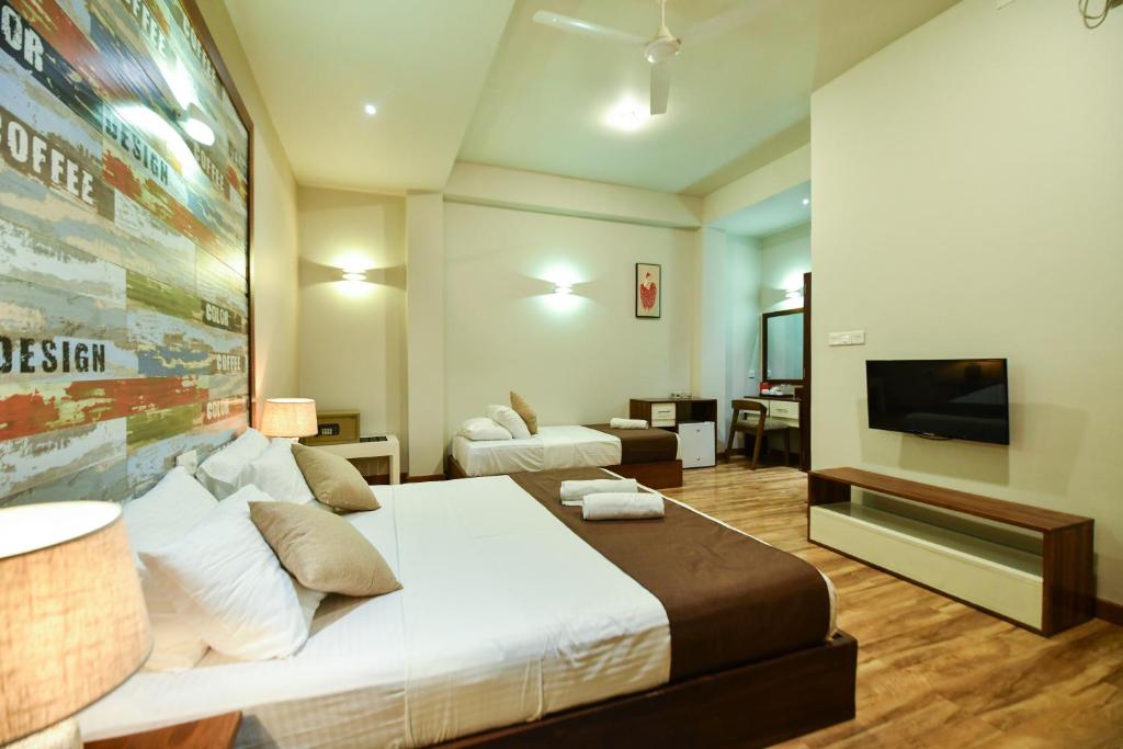 TV a/nebo společenská místnost v ubytování Hiriketiya Beach Resort