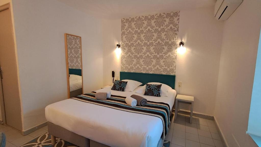 Postel nebo postele na pokoji v ubytování Hôtel L'Herbier d'Orange
