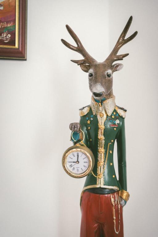 a deer head holding a pocket watch and a clock at "Hunter's Suite"- at the heart of Hartberg I Parking in Hartberg