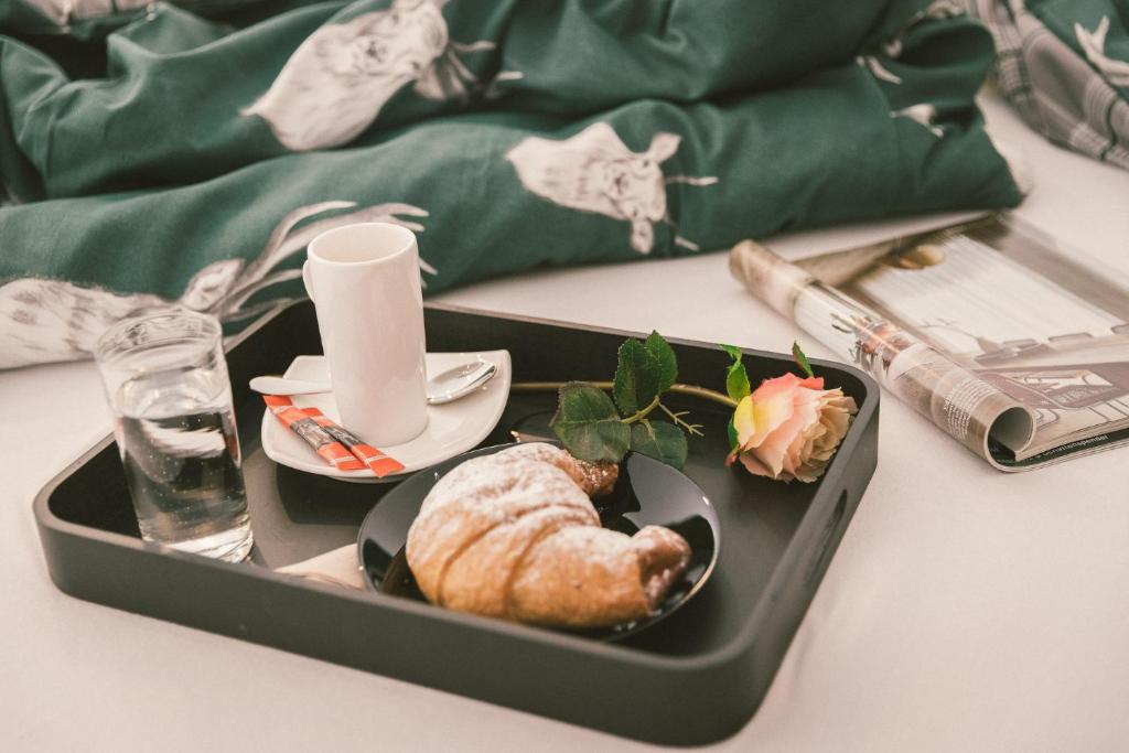 a lunch box with food and a drink on a table at "Hunter's Suite"- at the heart of Hartberg I Parking in Hartberg
