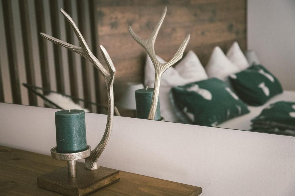 two green vases on a table with a bed at "Hunter's Suite"- at the heart of Hartberg I Parking in Hartberg