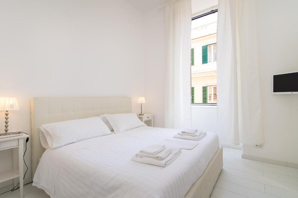 White Ostilia Apartments - One-Bedroom Apartment