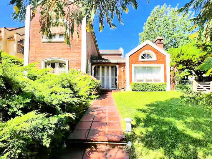 Casa con pileta y jardin