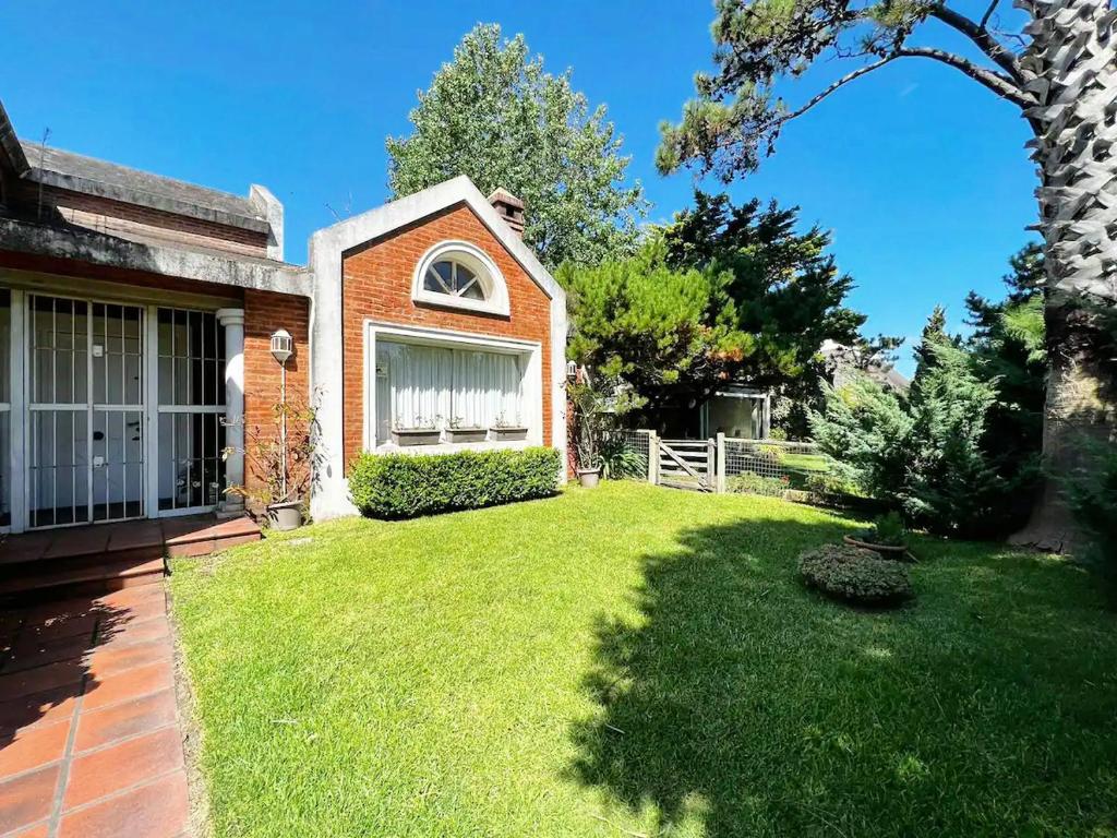 Casa con pileta y jardin