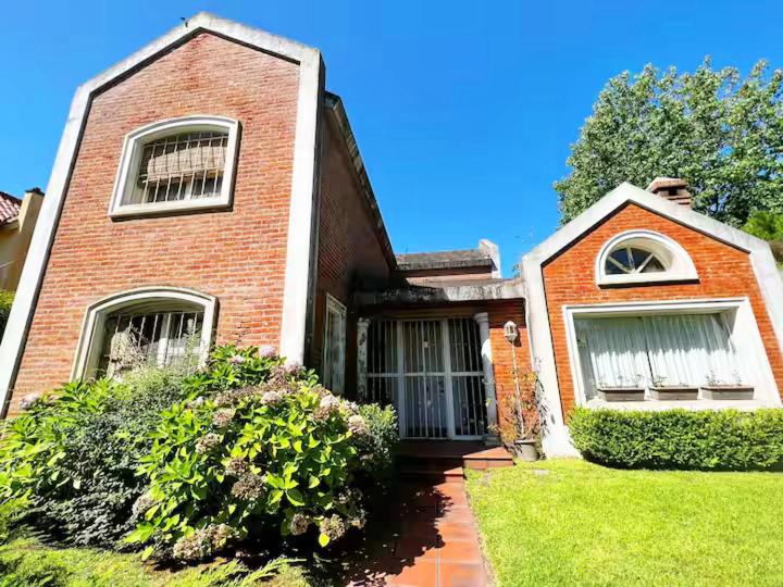 Casa con pileta y jardin