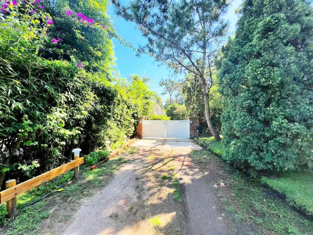 Casa con pileta y jardin