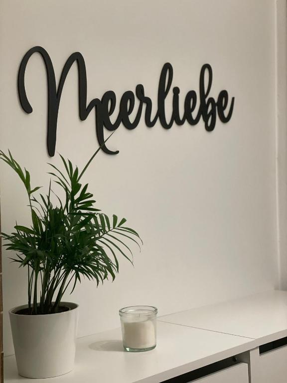 a plant on a table with a sign that reads meritage at Meerliebe in Cuxhaven