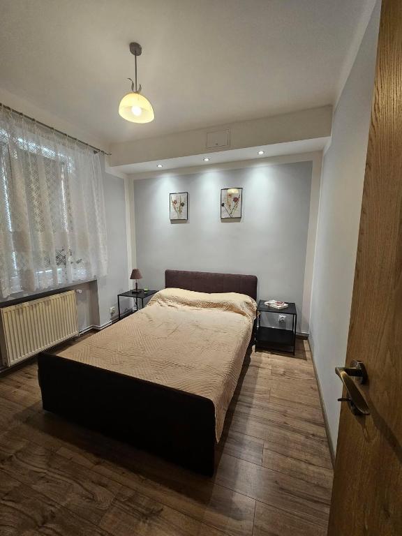 Ένα ή περισσότερα κρεβάτια σε δωμάτιο στο Miły Apartament