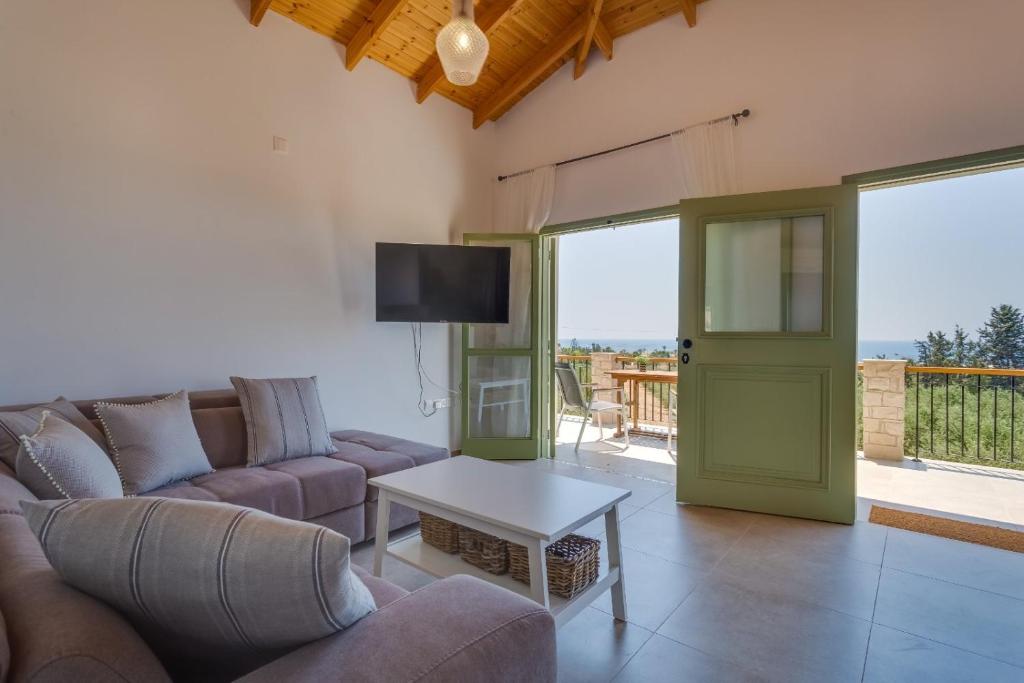 TV a/nebo společenská místnost v ubytování Eleonas Seaview Cottages