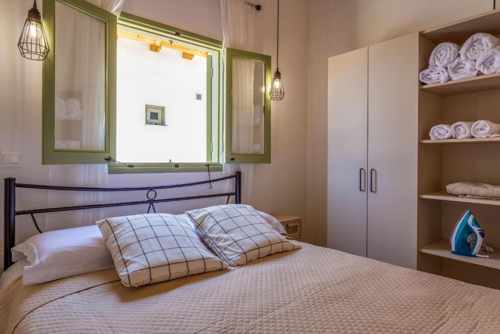Postel nebo postele na pokoji v ubytování Eleonas Seaview Cottages