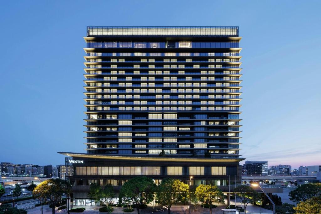 ein hohes Gebäude mit vielen Fenstern in der Unterkunft The Westin Yokohama in Yokohama