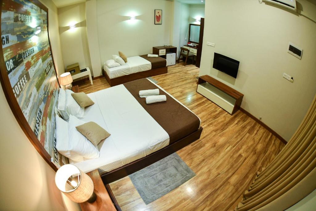 TV a/nebo společenská místnost v ubytování Hiriketiya Beach Resort