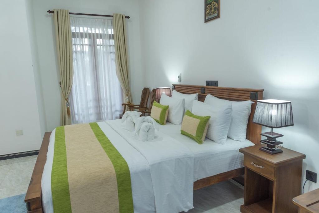 Postel nebo postele na pokoji v ubytování L S Lanka Boutique Hotel