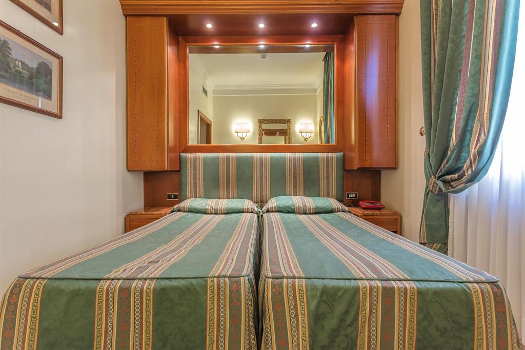 Кровать или кровати в номере Raeli Hotel Floridia