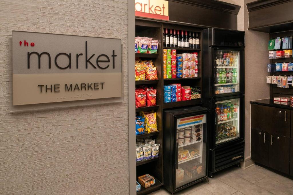 Supermarket nebo jiné obchody v  hotelu nebo okolí