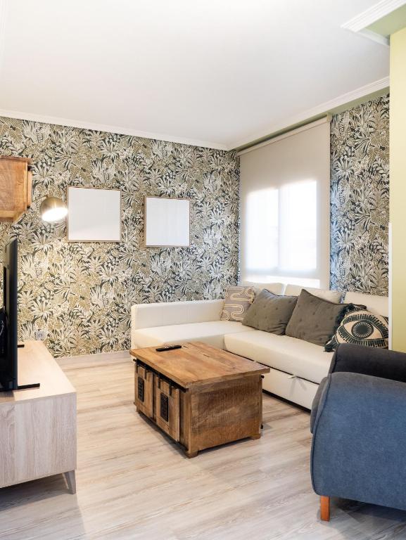 a living room with a couch and a coffee table at Apartamento Los Castillos 2I in Tordesillas