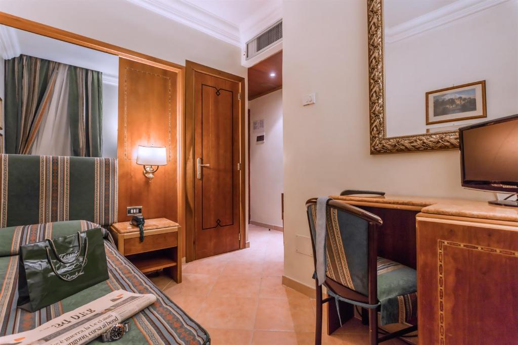 Телевизор и/или развлекательный центр в Raeli Hotel Floridia