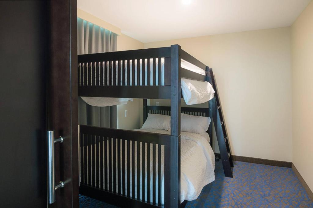 Postel nebo postele na pokoji v ubytování SpringHill Suites by Marriott Fort Worth Fossil Creek