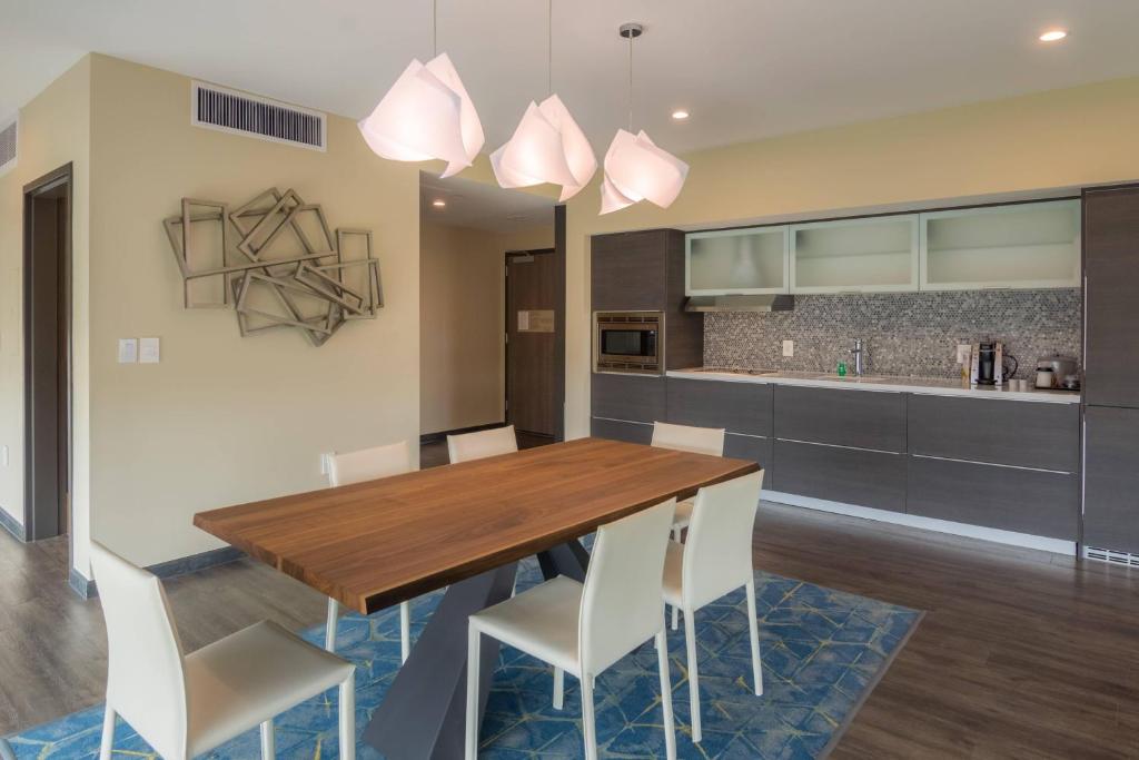 Kuchyň nebo kuchyňský kout v ubytování SpringHill Suites by Marriott Fort Worth Fossil Creek