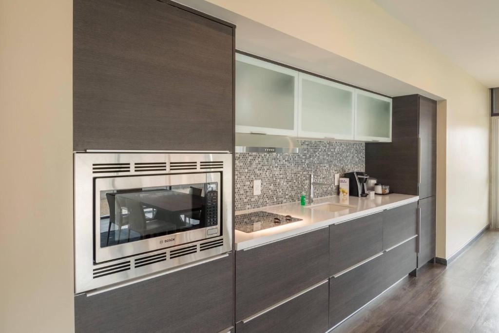 Kuchyň nebo kuchyňský kout v ubytování SpringHill Suites by Marriott Fort Worth Fossil Creek