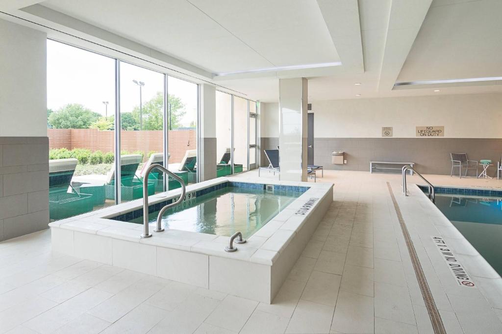 Bazén v ubytování SpringHill Suites by Marriott Fort Worth Fossil Creek nebo v jeho okolí