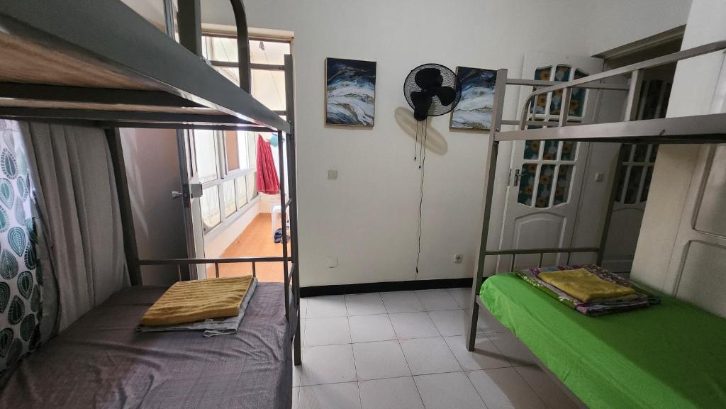 Postel nebo postele na pokoji v ubytování MEETING POINT HOSTEL-Praia Group Reservations