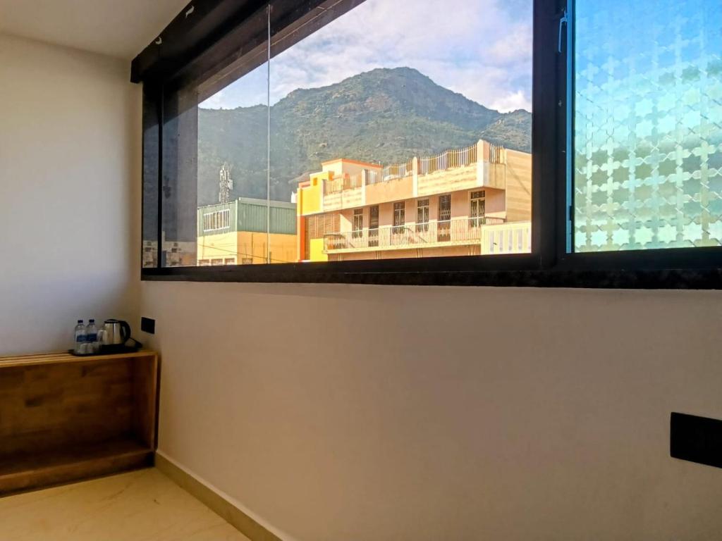 Nespecifikovaný výhled na hory nebo výhled na hory při pohledu z hotelu
