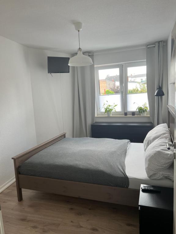 a bedroom with a bed and a window at Maritime Einliegerwohnung in Schwaan
