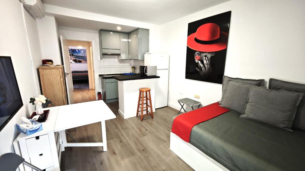 a small room with a bed and a kitchen at Seaview Playa del Cura 50m Torrevieja CityCentre Apartment in Torrevieja