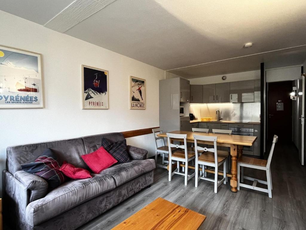 un salon avec un canapé et une table dans l'établissement Résidence Le Tourmalet - maeva Home - Appartement 2 pièces 8 personnes - Confort MAE-0351, à La Mongie