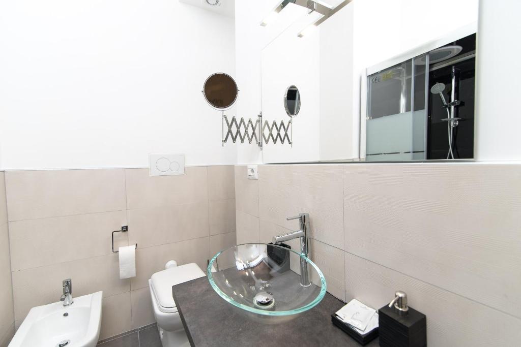 White Ostilia Apartments - Three-Bedroom Apartment