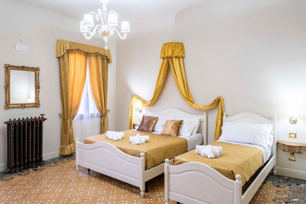 Postel nebo postele na pokoji v ubytování Palazzo Titti Rialto Suites