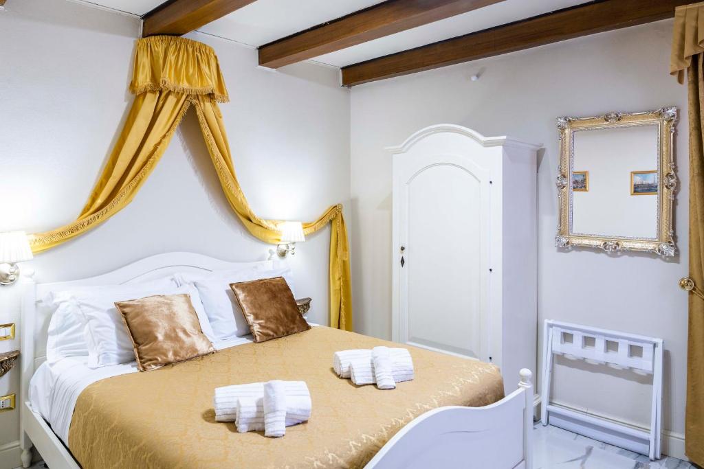 Postel nebo postele na pokoji v ubytování Palazzo Titti Rialto Suites