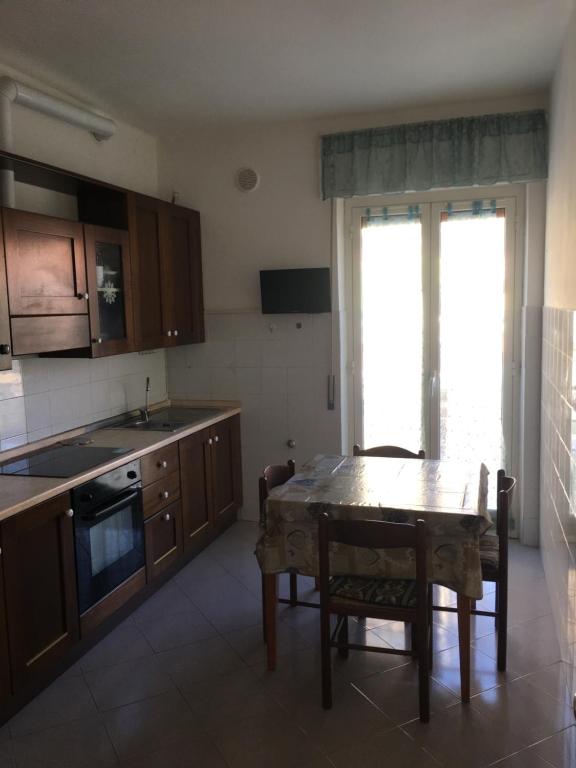 A kitchen or kitchenette at Appartamento MIRAMARE, 2 camere, cucina, bagno,