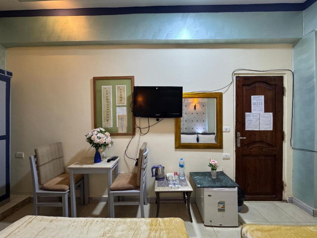 TV a/nebo společenská místnost v ubytování Sababa Hotel