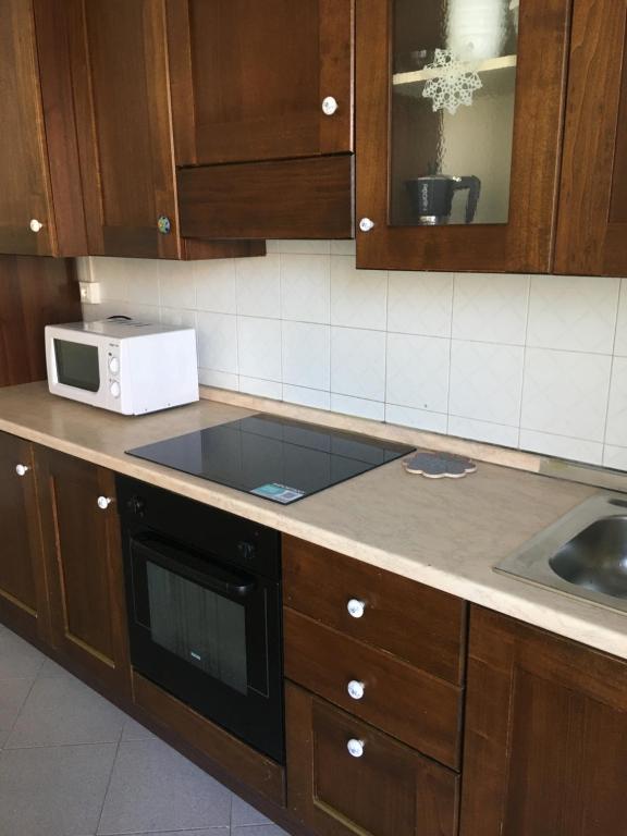 A kitchen or kitchenette at Appartamento MIRAMARE, 2 camere, cucina, bagno,
