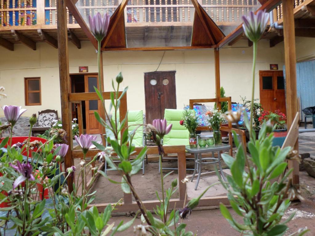 Un jardín fuera de OkiDoki Cusco Hostal