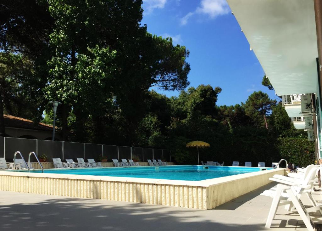 The swimming pool at or close to B&B Promenade Hotel Simple con Piscina