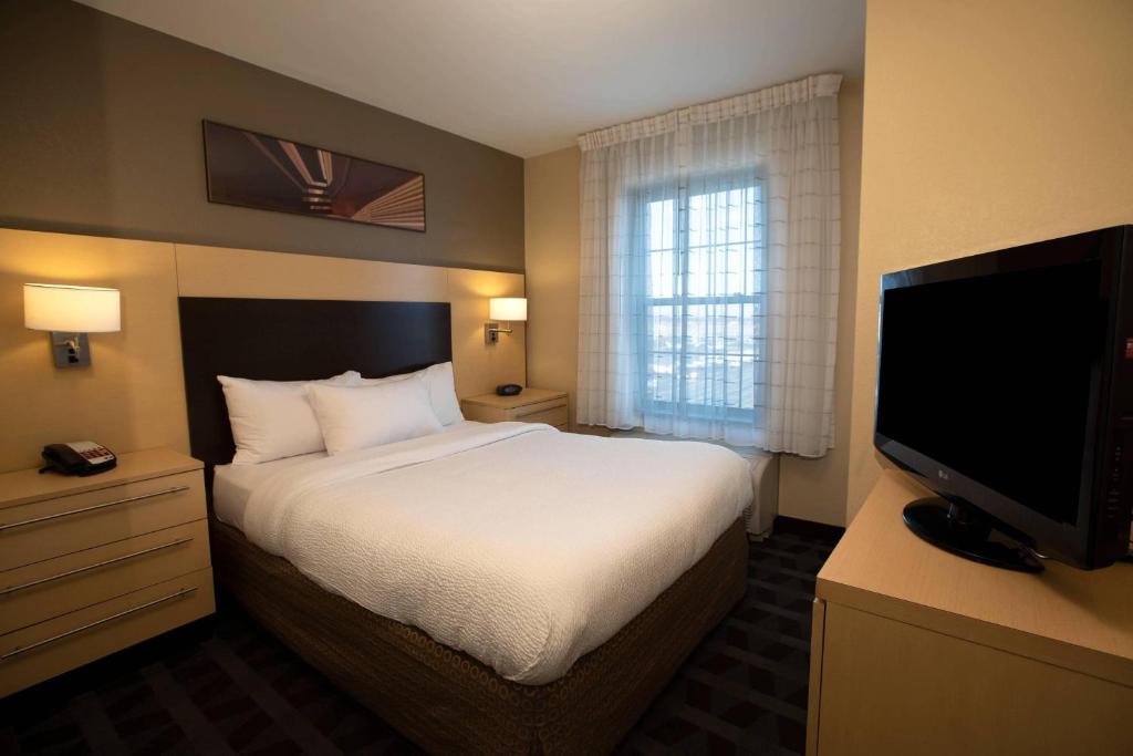 TownePlace Suites Republic Airport Long Island Farmingdale - Suite De Reina De Una Habitación Con Sofá Cama