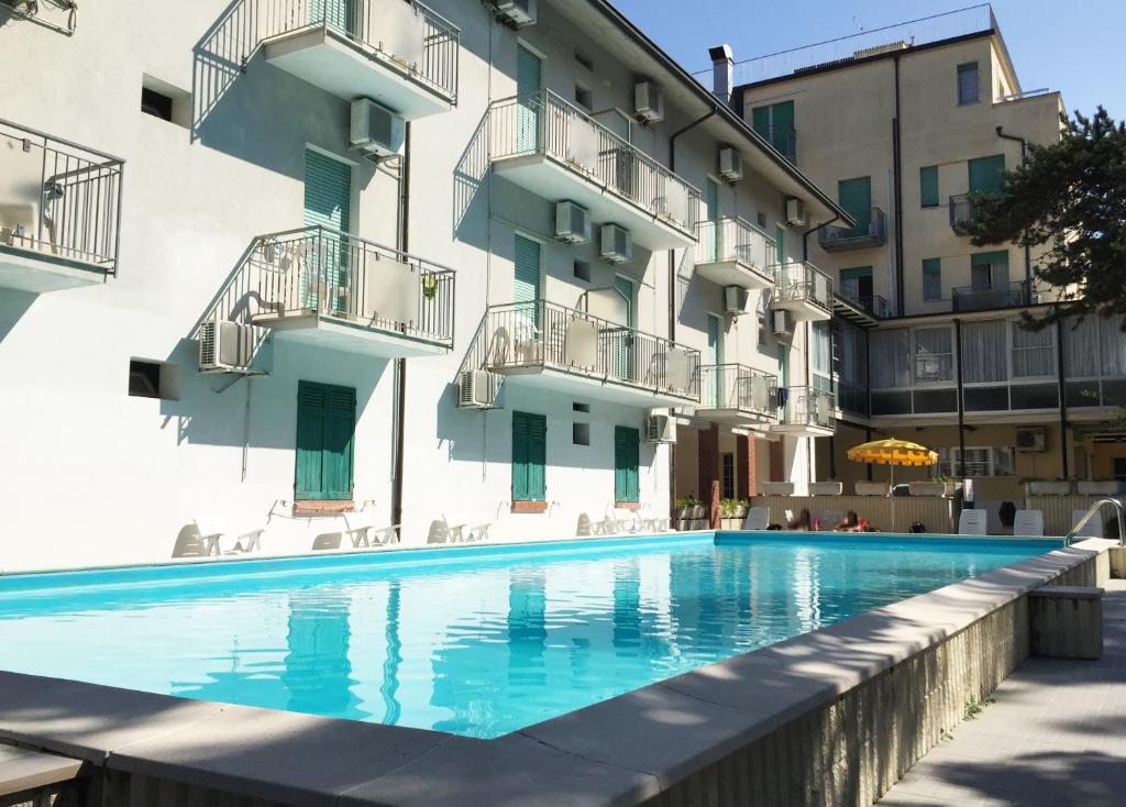 The swimming pool at or close to B&B Promenade Hotel Simple con Piscina