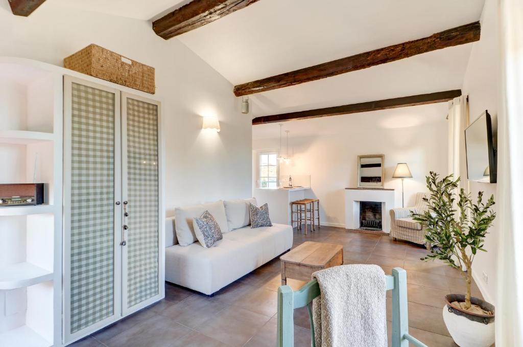 un salon avec un canapé blanc et une table dans l'établissement La Petite Bastide Cagnoise, à Cagnes-sur-Mer