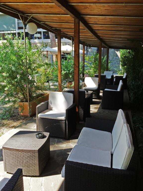 A seating area at B&B Promenade Hotel Simple con Piscina