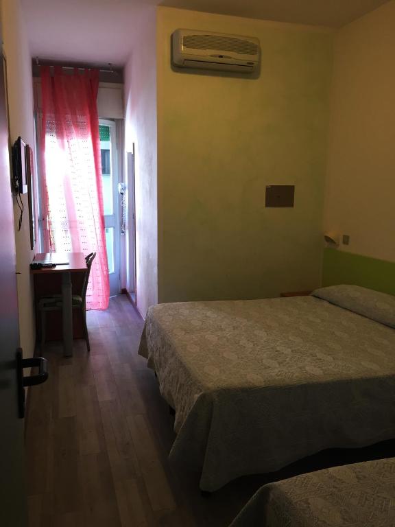 A bed or beds in a room at B&B Promenade Hotel Simple con Piscina