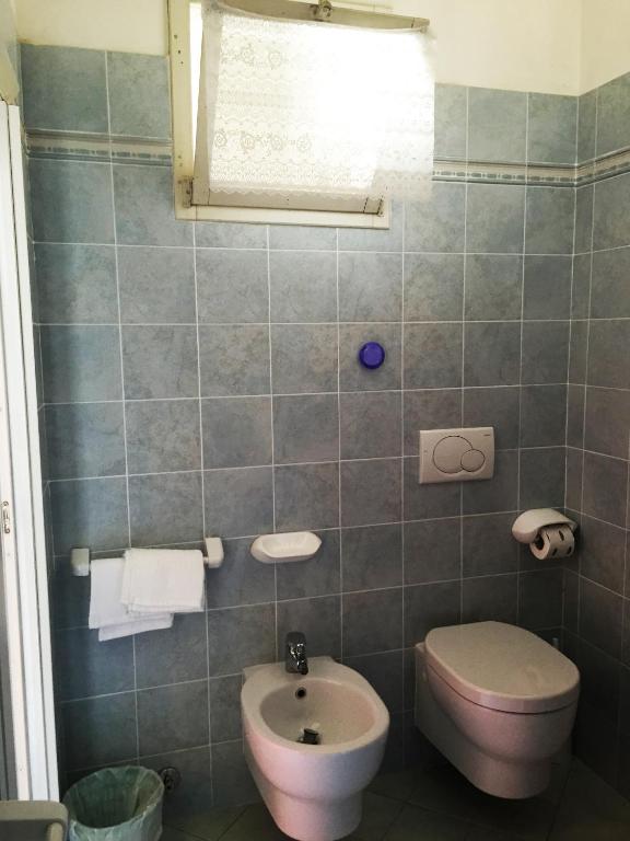 A bathroom at B&B Promenade Hotel Simple con Piscina