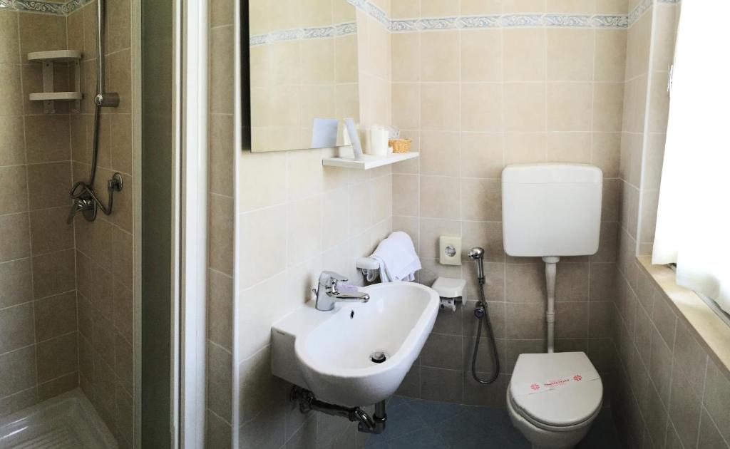 A bathroom at B&B Promenade Hotel Simple con Piscina