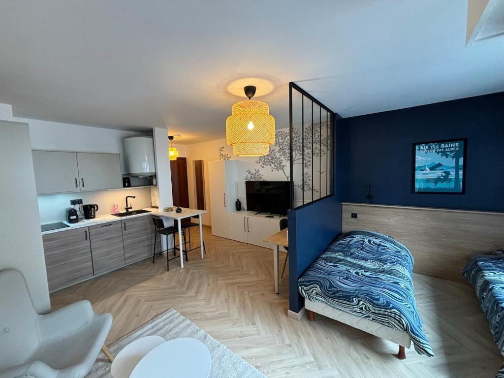 une chambre avec un lit et une cuisine dans une pièce dans l'établissement Studio cosy 3 étoiles, à Aix-les-Bains