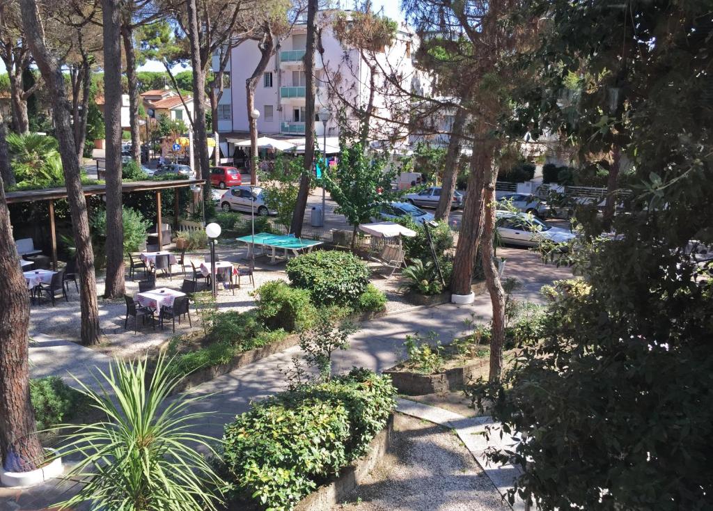 A garden outside B&B Promenade Hotel Simple con Piscina