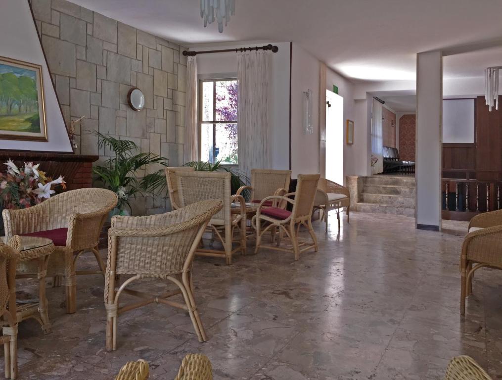 A seating area at B&B Promenade Hotel Simple con Piscina